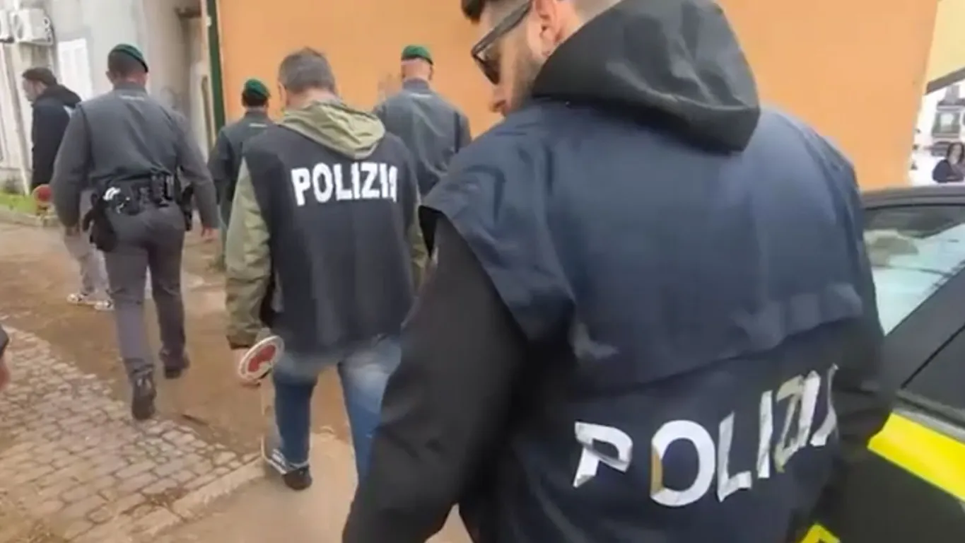 Blitz ad alto impatto: un arresto, sequestro di droga e di oltre 5 tonnellate di sigarette di contrabbando