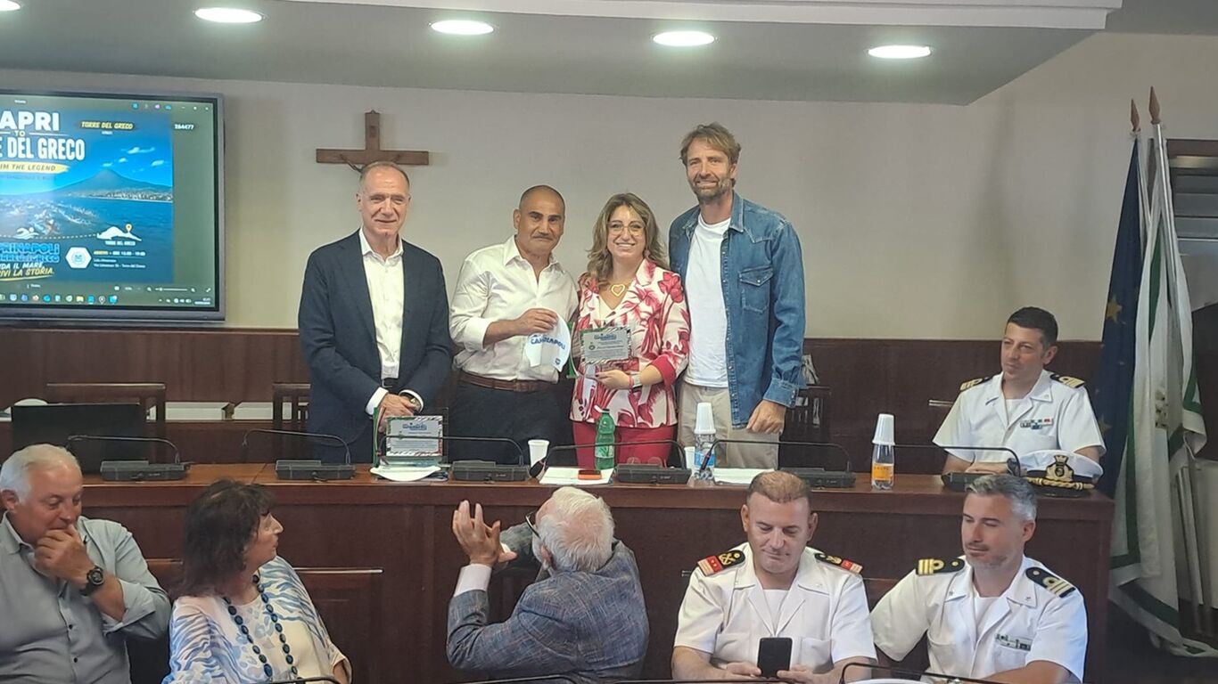 Capri-Torre del Greco, la sfida sotto al Vesuvio: 25 atleti tenuta a battesimo da Rosolino