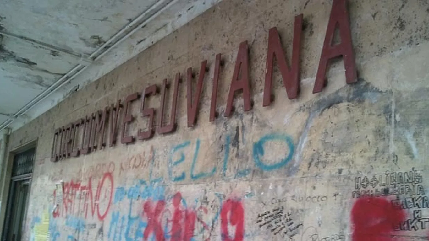 Torre Annunziata, ruba il portafoglio a due turisti sulla Circumvesuviana: arrestato 30enne