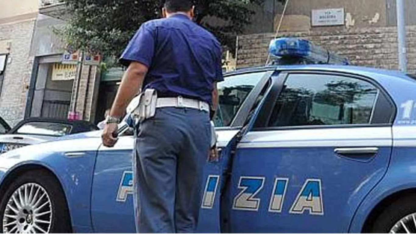 Sorrento, rubano gli zaini a due bagnanti in spiaggia: fermati dalla Polizia