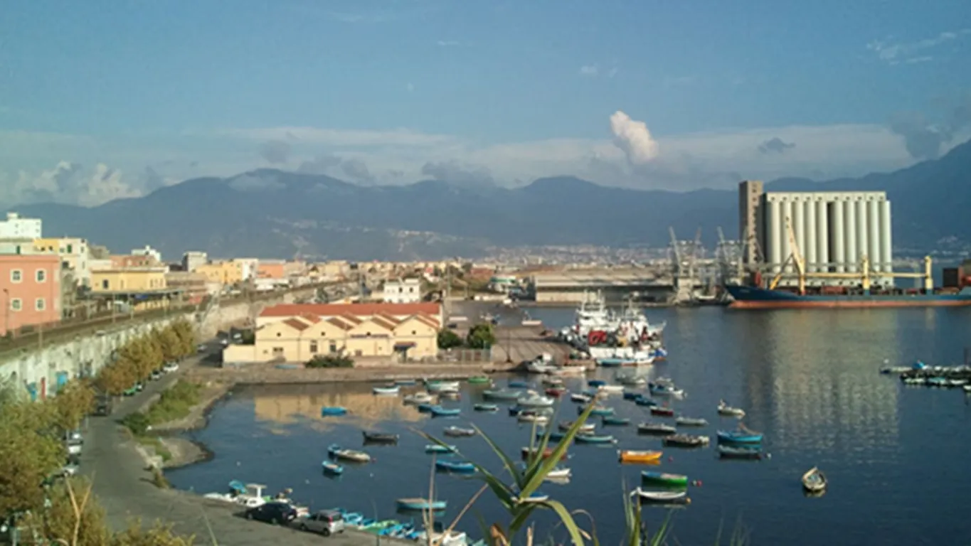 Esplosione su una barca nel porto di Torre Annunziata: uomo gravemente ustionato