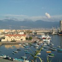 Esplosione su una barca nel porto di Torre Annunziata: uomo gravemente ustionato