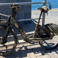 Torre del Greco, recuperata dal mare una e-bike scomparsa: sorpresa durante la pulizia dei fondali