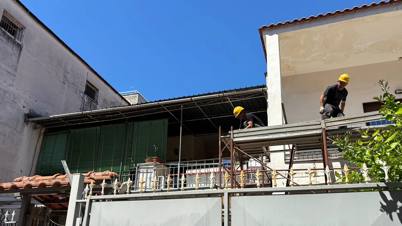 Castellammare, demolito un manufatto abusivo in pieno centro: scattano gli abbattimenti