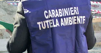 Cantiere nautico abusivo a Castellammare: rifiuti pericolosi e irregolarità ambientali
