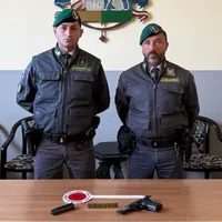 Caivano, aveva una pistola nascosta nel marsupio: arrestato dai finanzieri
