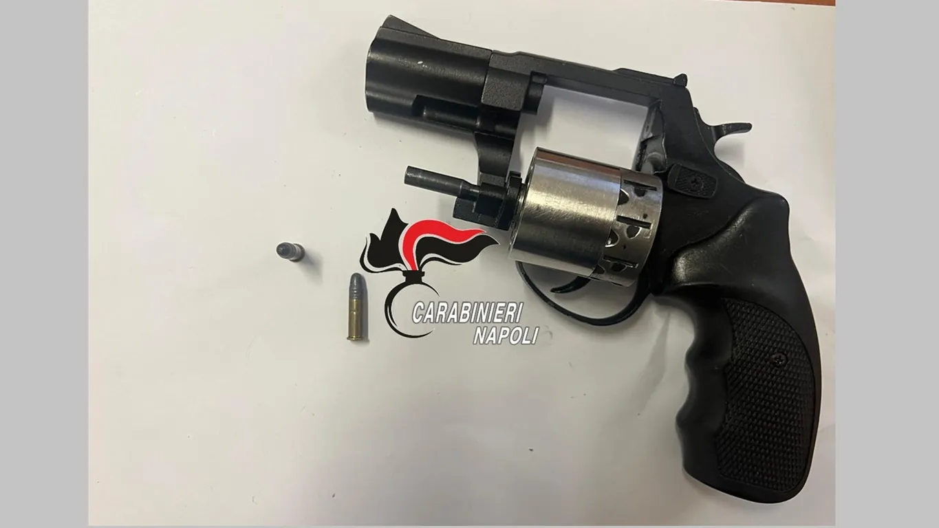 Vico equense, arrestato 43enne: aveva in casa una pistola pronta a sparare