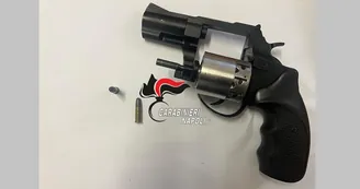 Vico equense, arrestato 43enne: aveva in casa una pistola pronta a sparare