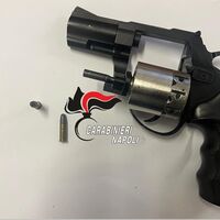 Vico equense, arrestato 43enne: aveva in casa una pistola pronta a sparare