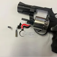 Vico equense, arrestato 43enne: aveva in casa una pistola pronta a sparare