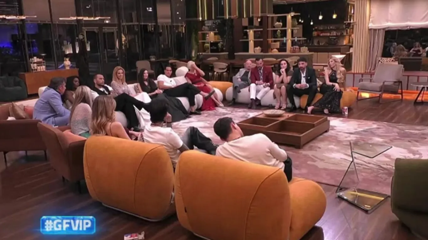 GF Vip 8, la Porta Rossa si riapre: tutti gli ex concorrenti tornano nella Casa per un party esclusivo