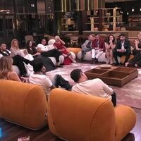 GF Vip 8, la Porta Rossa si riapre: tutti gli ex concorrenti tornano nella Casa per un party esclusivo