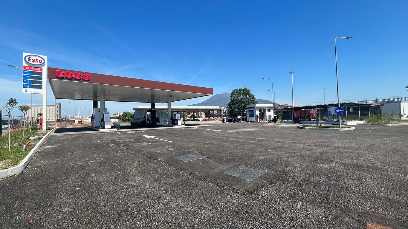Torre Annunziata, apre il nuovo distributore Esso sul Lungomare di Oplonti