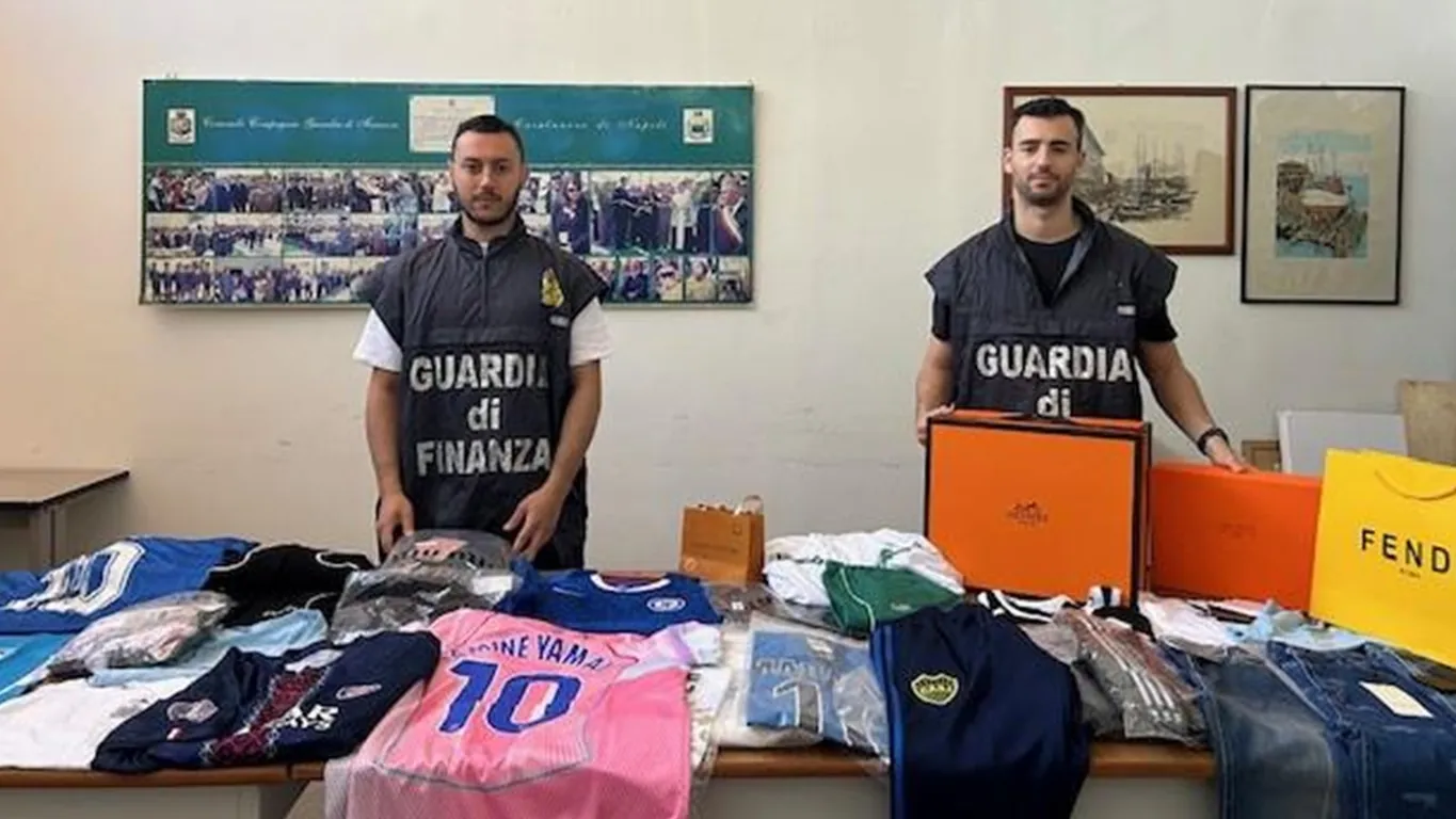 Maxi sequestro di merce contraffatta a Napoli: oltre 385mila capi falsi