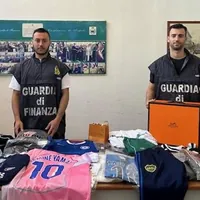 Maxi sequestro di merce contraffatta a Napoli: oltre 385mila capi falsi