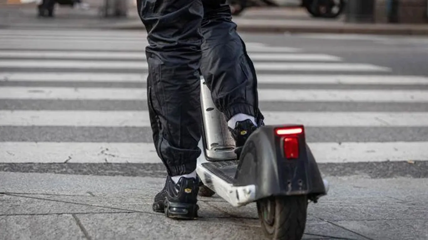 Milano, in due su monopattino si scontrano con auto: morto 19enne