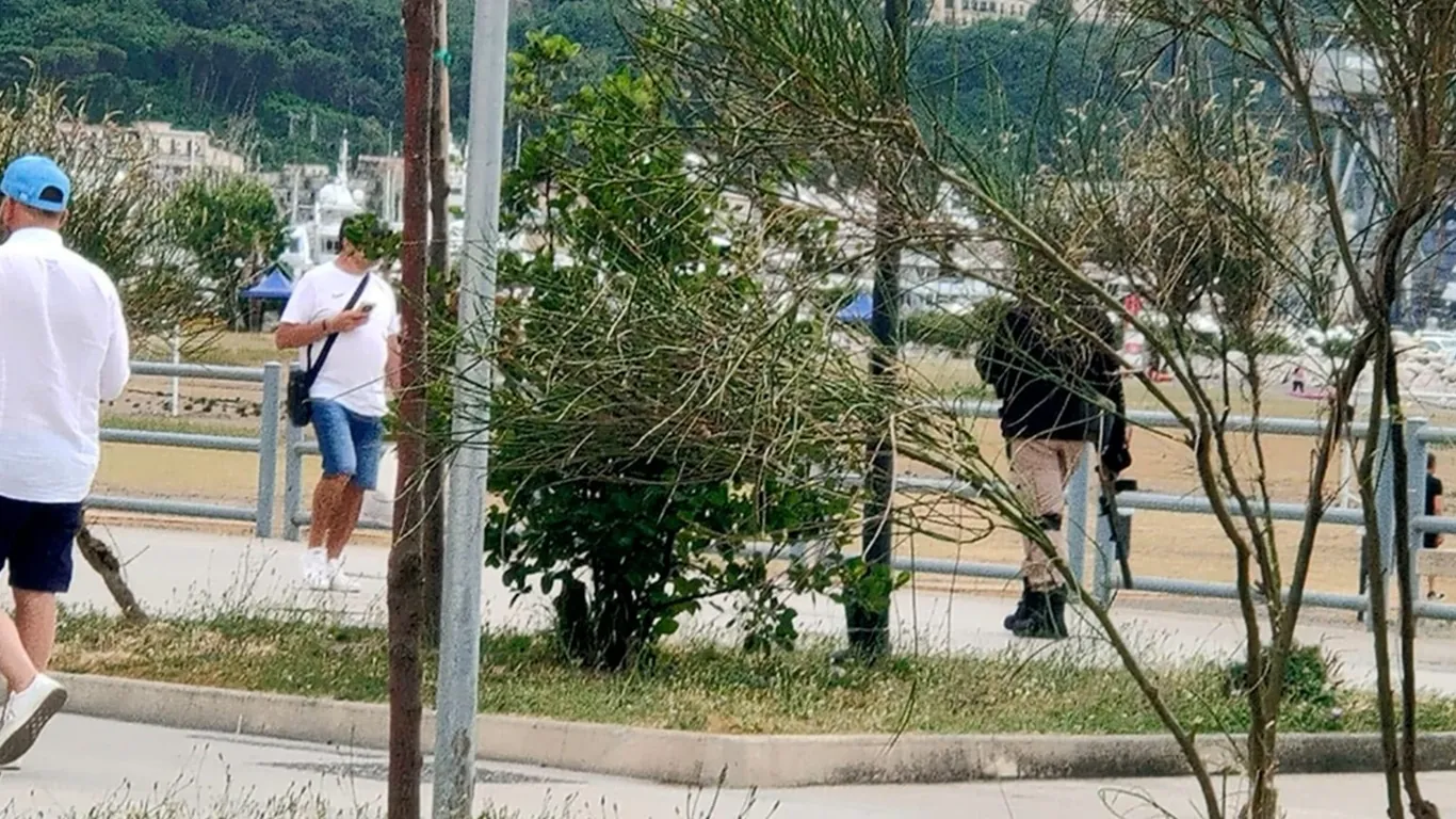 Castellammare, Villa Comunale: gira armato e col volto coperto. Era un video per TikTok