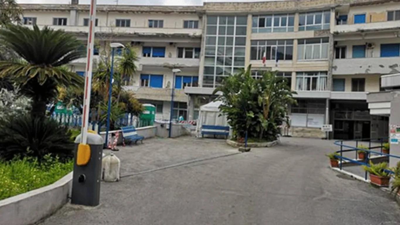Sorrento, incendio nell'area esterna dell'ospedale: nessun danno