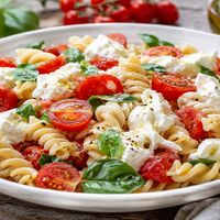 Pasta fredda con pomodorini, burrata e basilico