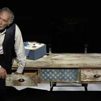 Quando l'estetica tradisce Beckett: il Krapp elegante ma incompiuto di Andò
