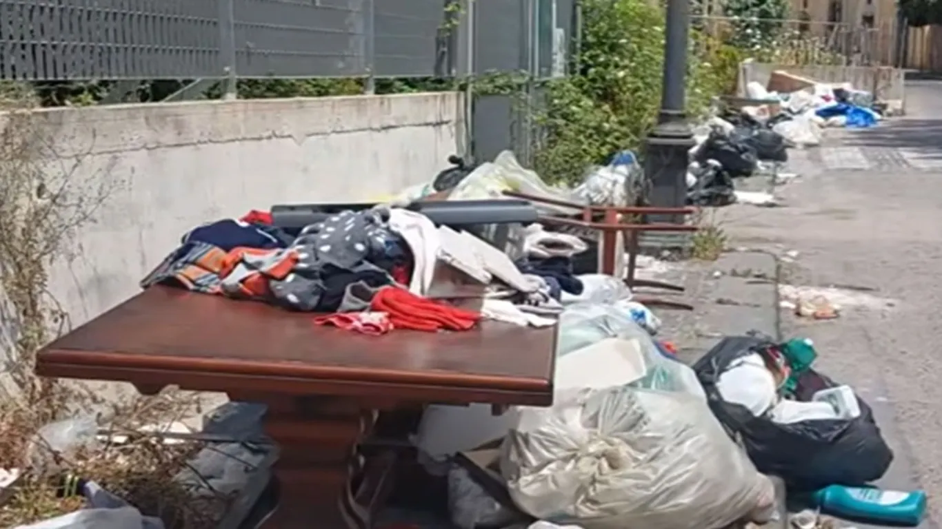 Cento metri di vergogna nel cuore di Torre Annunziata: corso Vittorio Emanuele trasformato in una discarica