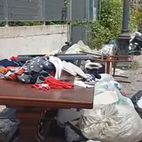 Cento metri di vergogna nel cuore di Torre Annunziata: corso Vittorio Emanuele trasformato in una discarica