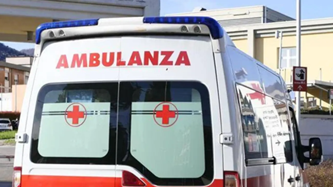 Pugno al volto davanti al suo locale: imprenditore operato d'urgenza, è in pericolo di vita