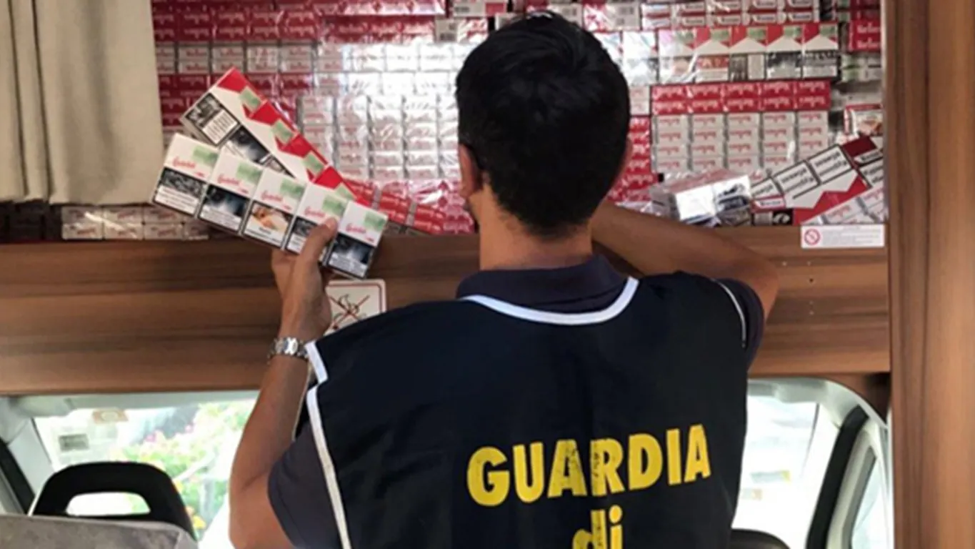 Boscoreale, finto rider trasporta 20 chili di sigarette di contrabbando: arrestato dalla GdF