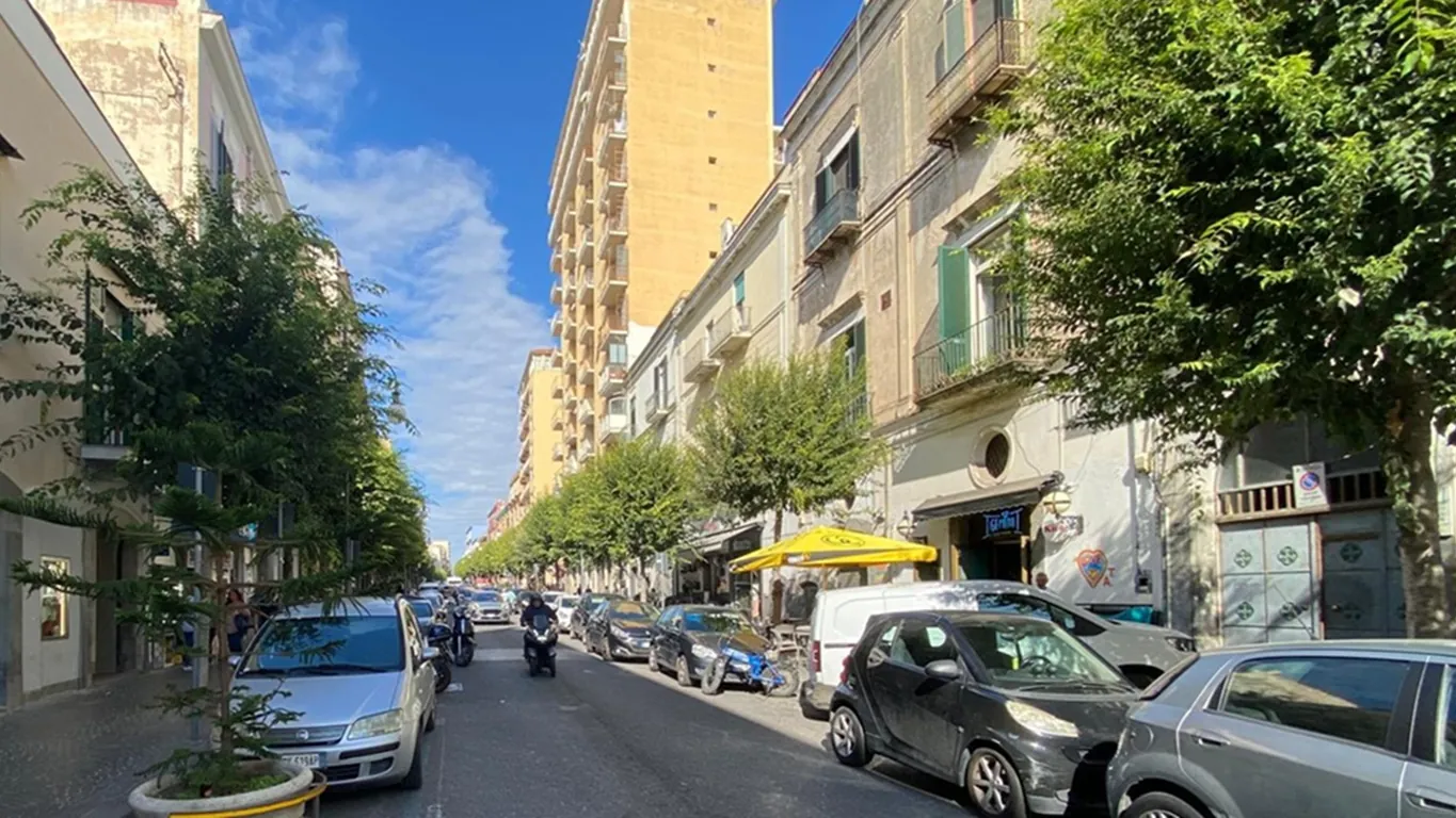 Negozi di quartiere a rischio, al via la raccolta firme per salvarli
