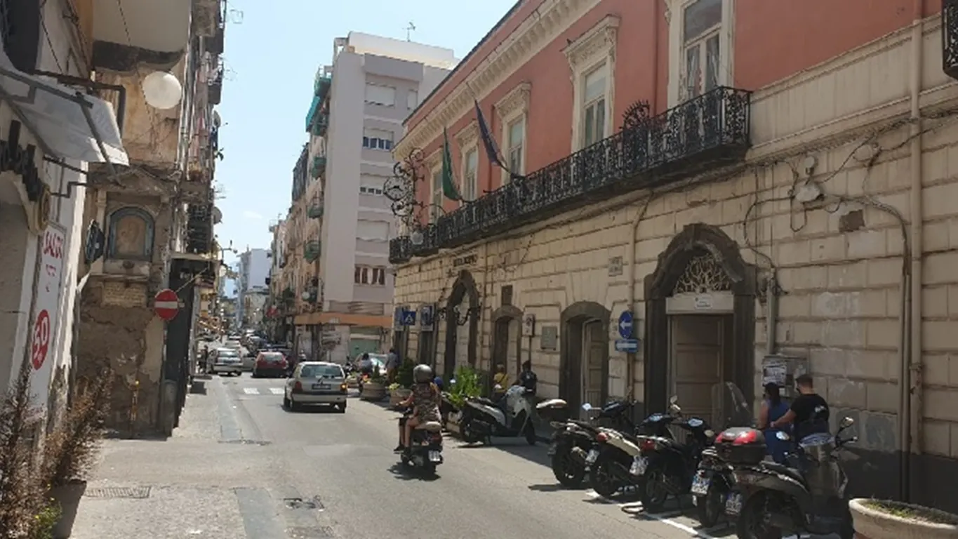 Torre Annunziata, confermato il sequestro per un ex consigliere comunale: presunta truffa sui permessi di lavoro