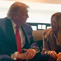 Trump: "Meloni mi ha pregato di fare una foto, mi ha fatto pena"