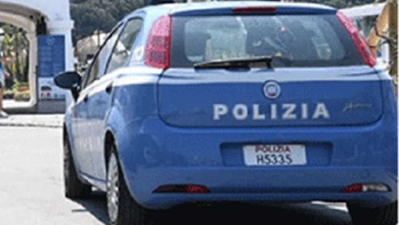 Ischia, fermato al porto con oltre un chilo di cocaina nascosto in auto: arrestato 61enne