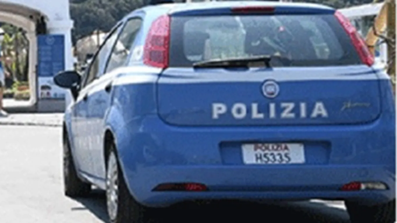 Ischia, fermato al porto con oltre un chilo di cocaina nascosto in auto: arrestato 61enne