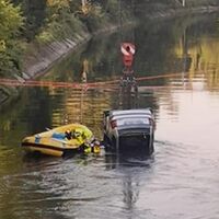 Tragedia a Senago, auto con 9 giovani a bordo finisce in un canale: tre morti