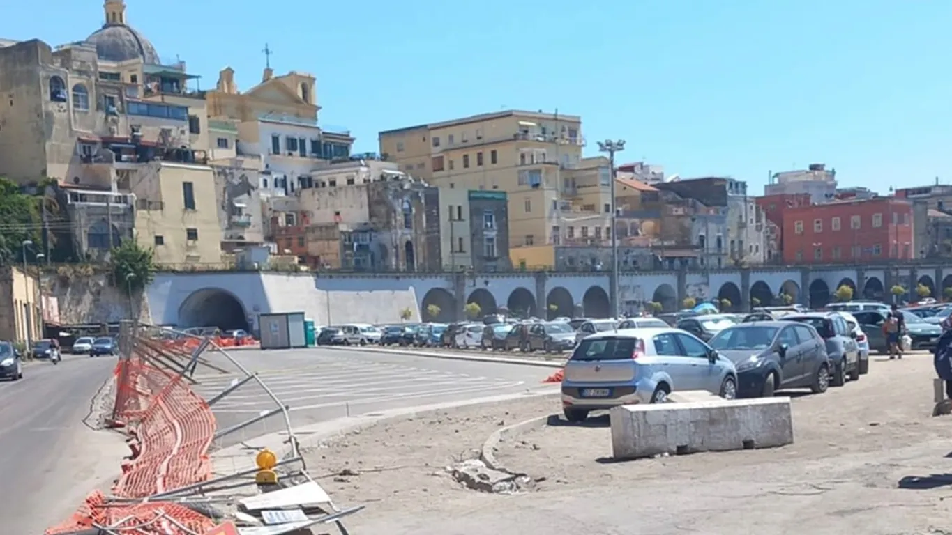 Torre Annunziata, assalto alla Darsena dei pescatori: il cantiere diventa parcheggio abusivo