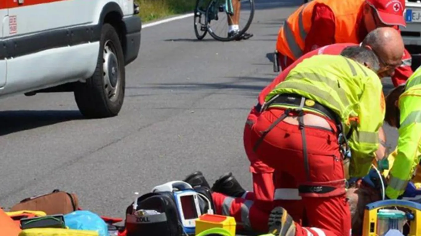 Palermo, auto travolge gruppo di ciclisti: muore una donna