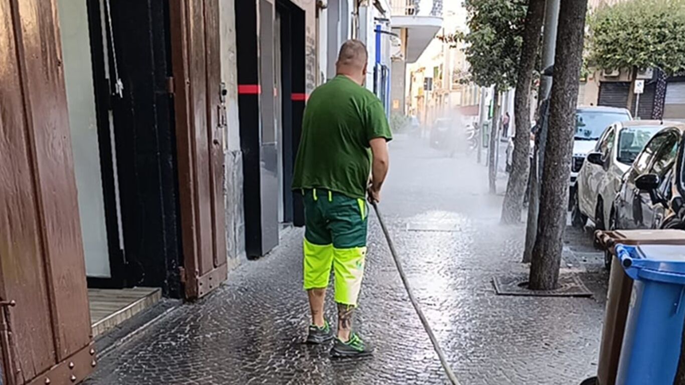 Castellammare, sanificazione e decoro urbano: interventi straordinari nel centro cittadino per l'estate