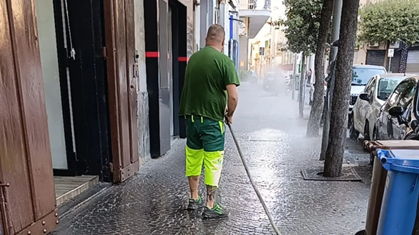 Castellammare, sanificazione e decoro urbano: interventi straordinari nel centro cittadino per l'estate