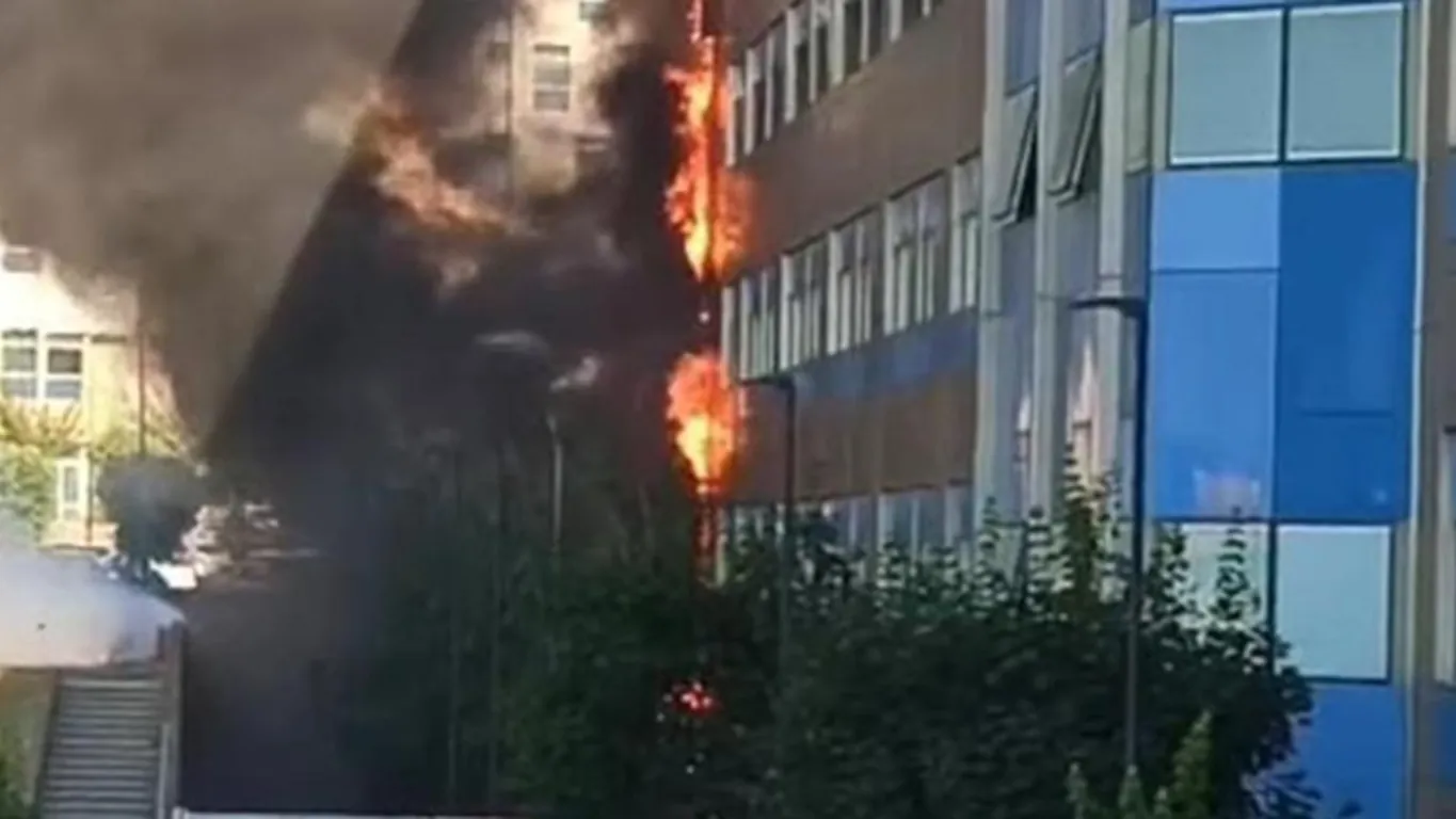 Napoli, incendio all'ospedale del Mare: fiamme e alta colonna di fumo nero