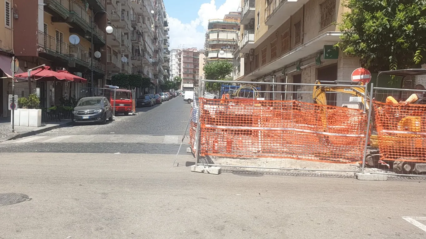Lavori alla rete del gas in via dei Mille, ma il divieto di sosta viene ignorato