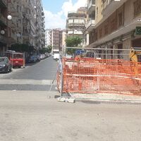 Lavori alla rete del gas in via dei Mille, ma il divieto di sosta viene ignorato