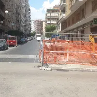 Lavori alla rete del gas in via dei Mille, ma il divieto di sosta viene ignorato
