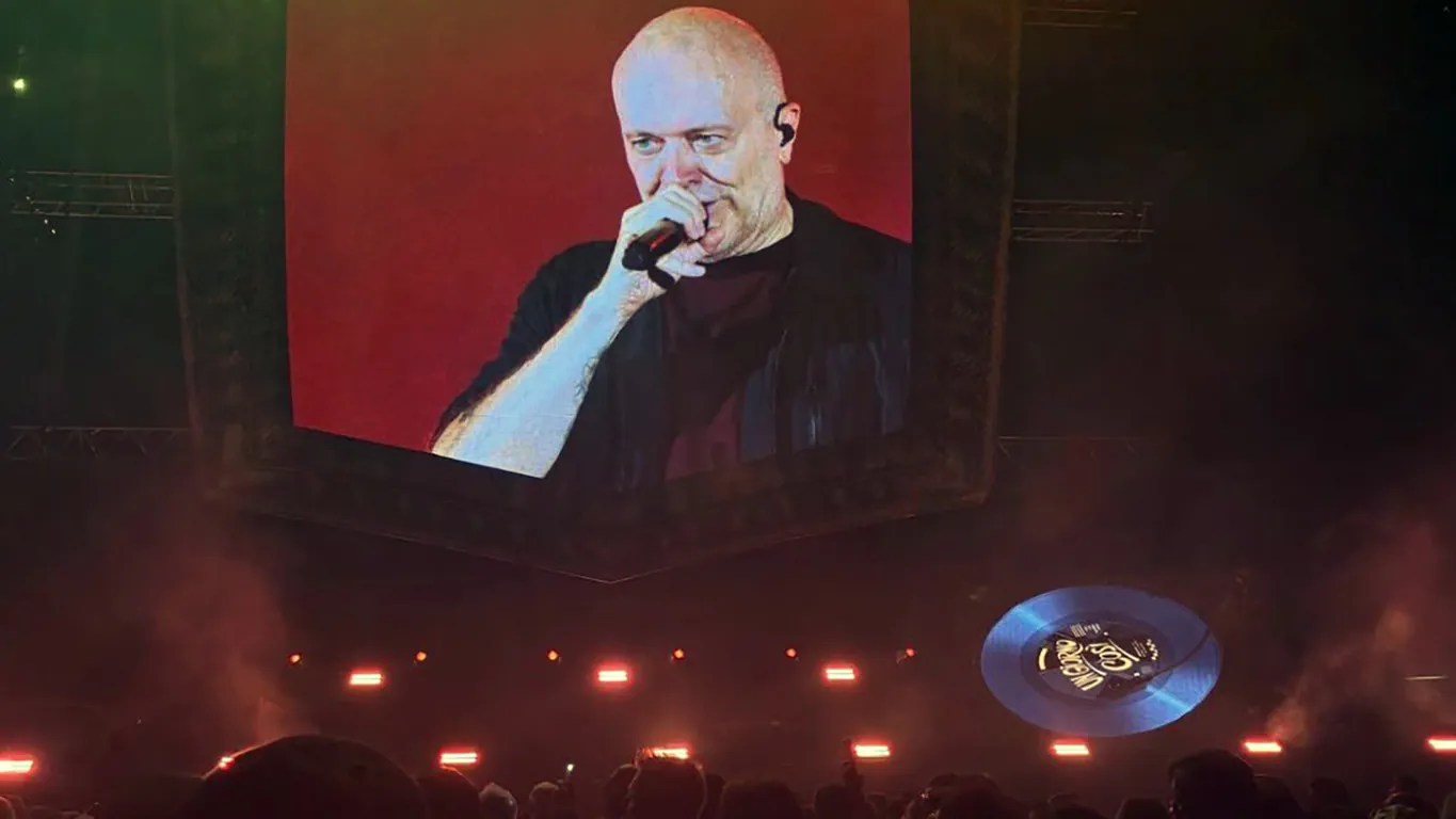Max Pezzali incanta il Maradona: a Napoli notte di emozioni, ricordi e pura magia