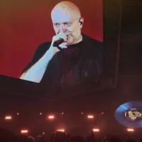 Max Pezzali incanta il Maradona: a Napoli notte di emozioni, ricordi e pura magia