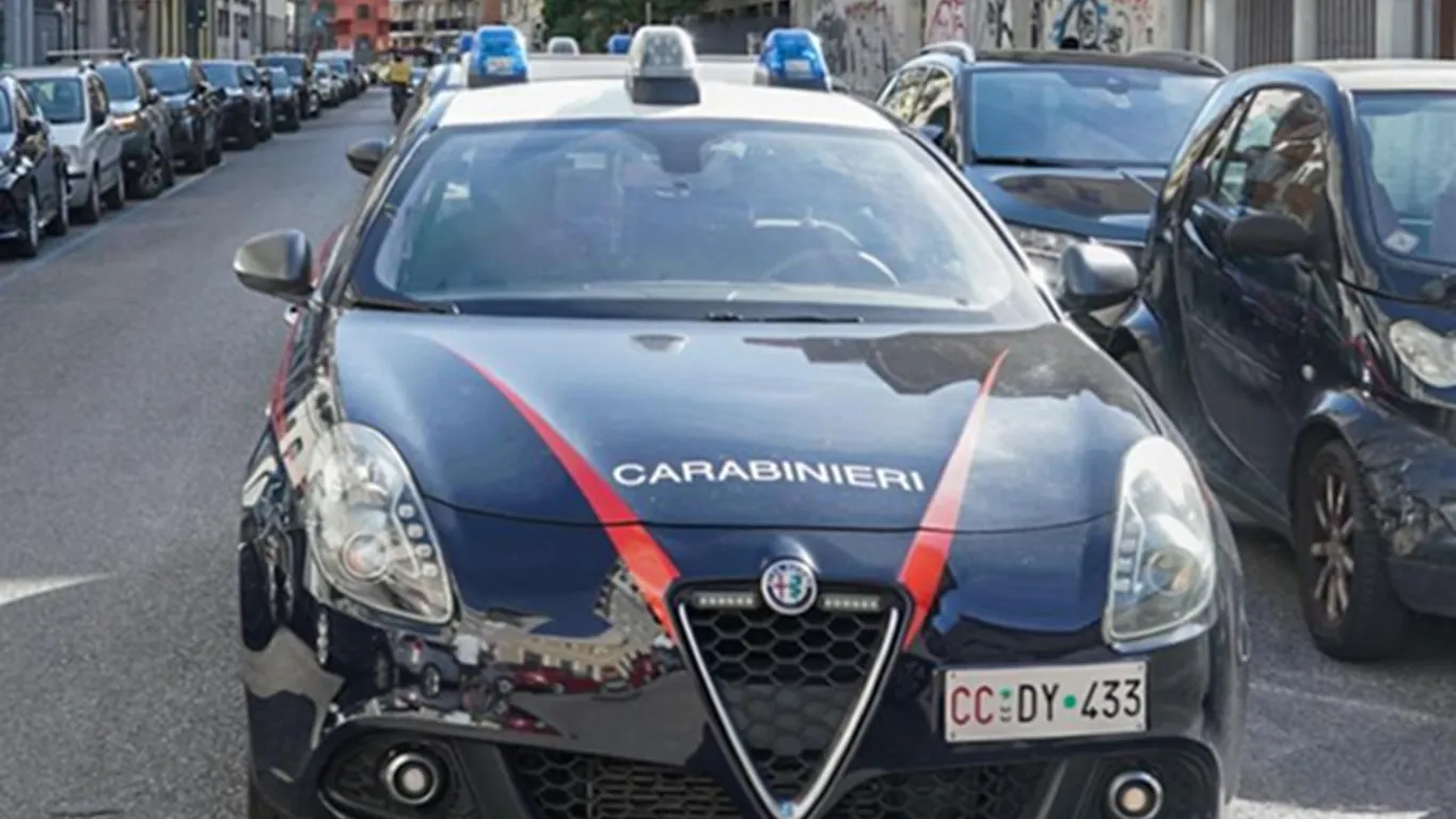 Milano, lite per una donna: uno estrae la pistola, l'altro lo investe e lo uccide