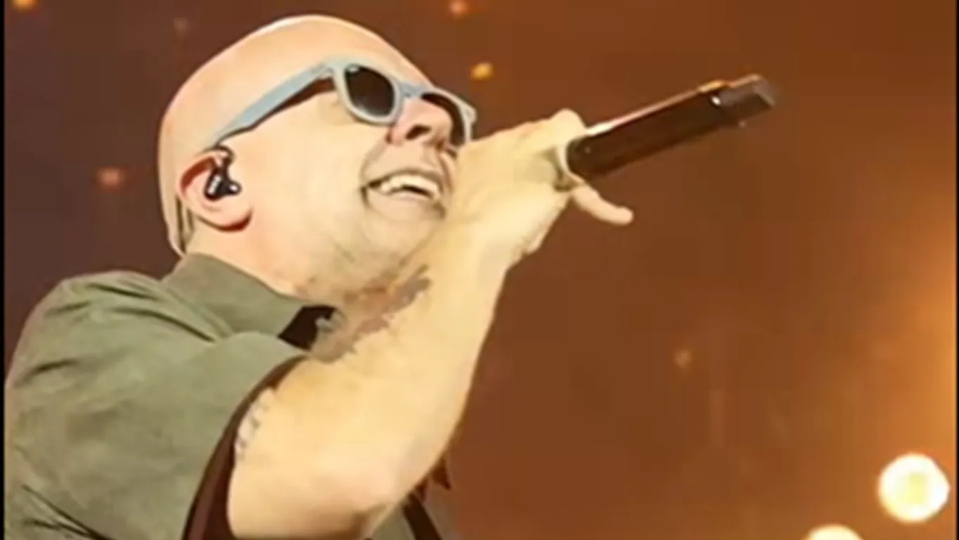 Max Pezzali conquista il Maradona: in 55mila cantano i successi di una generazione
