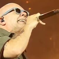 Max Pezzali conquista il Maradona: in 55mila cantano i successi di una generazione