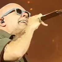 Max Pezzali conquista il Maradona: in 55mila cantano i successi di una generazione