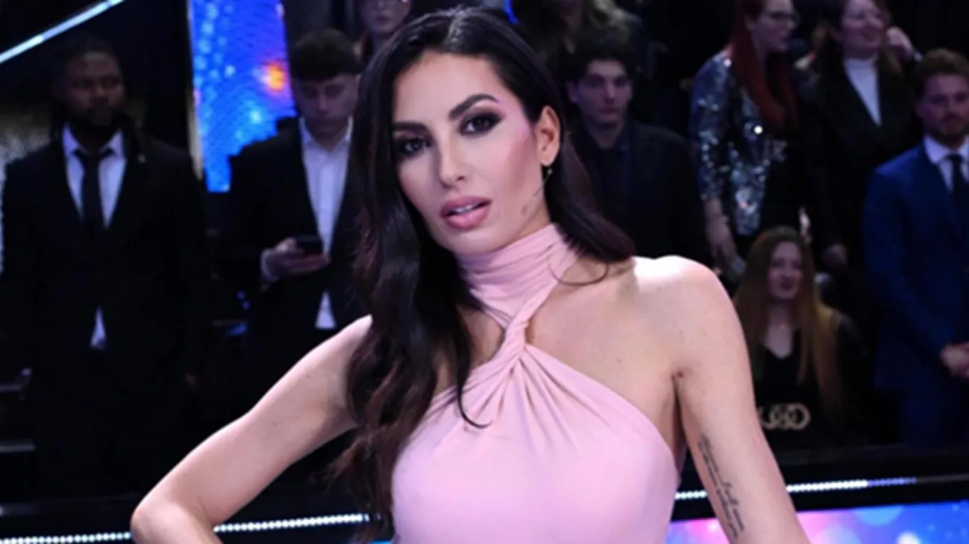 Elisabetta Gregoraci ritrova l'amore: baci infuocati ad Ibiza con il nuovo compagno