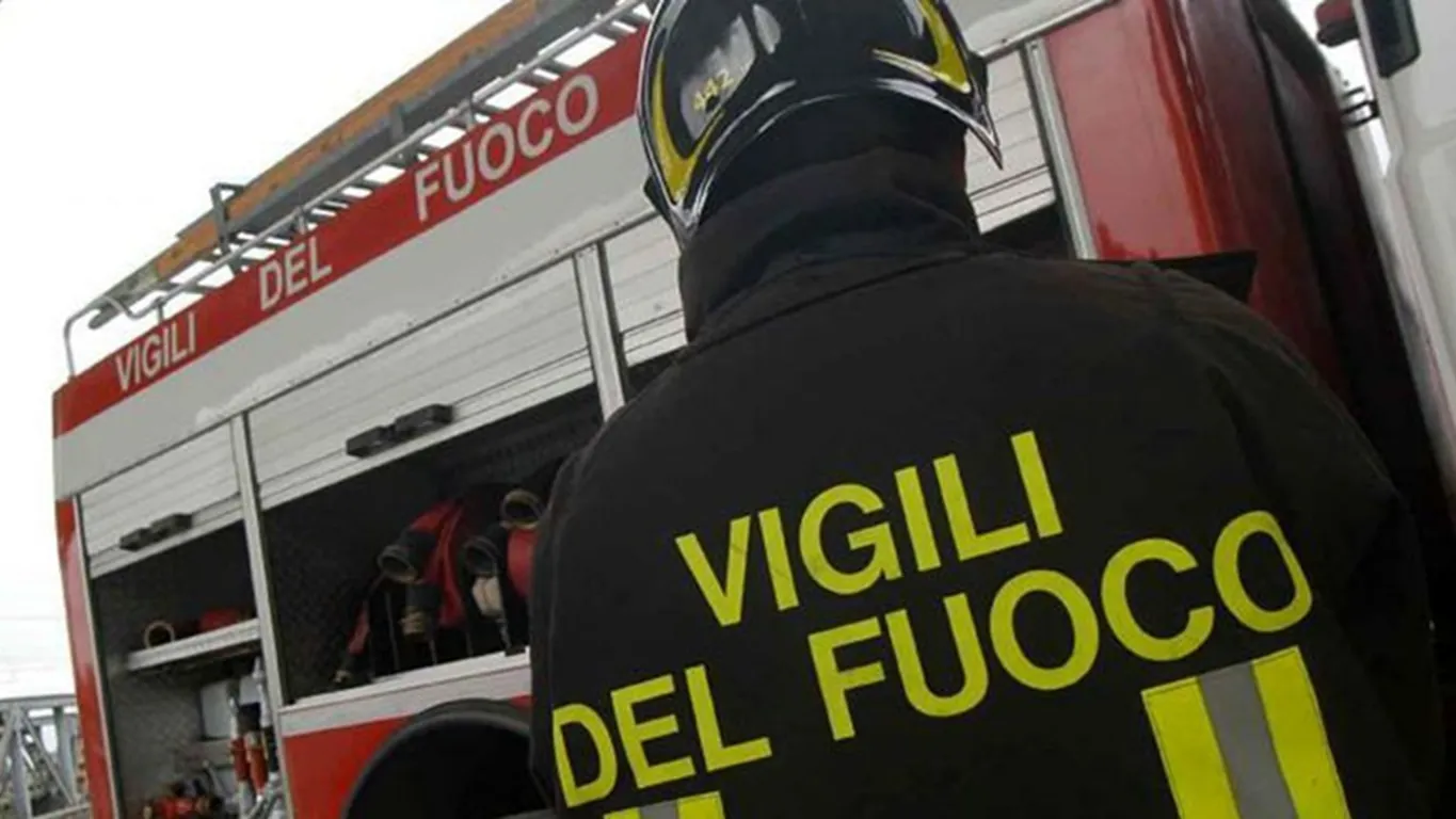 Castellammare di Stabia, a fuoco un'auto in via Annunziatella: nessun ferito